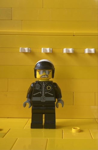 Lego Minifigure: tlm098 Bad Cop - Head with Crooked Smile - Set 70819 - 第 1/5 張圖片