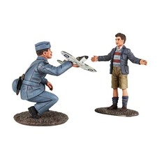 BRITAINS WORLD WAR 2 ALLIES 25027 BRITISH RAF PILOT WITH MODEL  CHILD