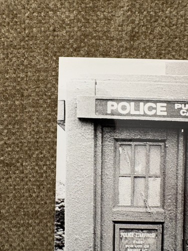 ๐ Doctor Who 10x8 B&W Photo โ Tom Baker 4th Doctor with K9 & TARDIS 1970s - Picture 2 of 6