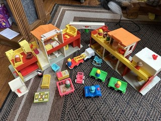 Vintage 1973 FISHER PRICE Little People Play Family Village Main Street Town