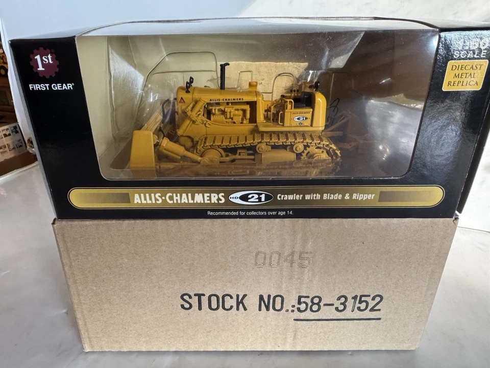 First Gear 1/50 Scale Model Allis-Chalmers HD 21 Crawler Blade & Ripper w/box - Image 2 of 4