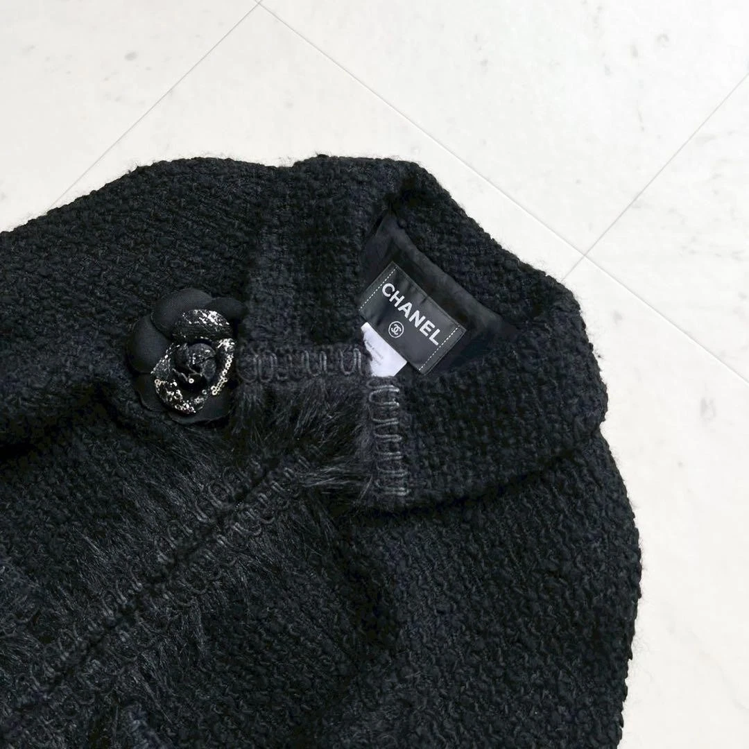 Charm Chanel Coco Mark con pelliccia di camelia giacca tweed 38
