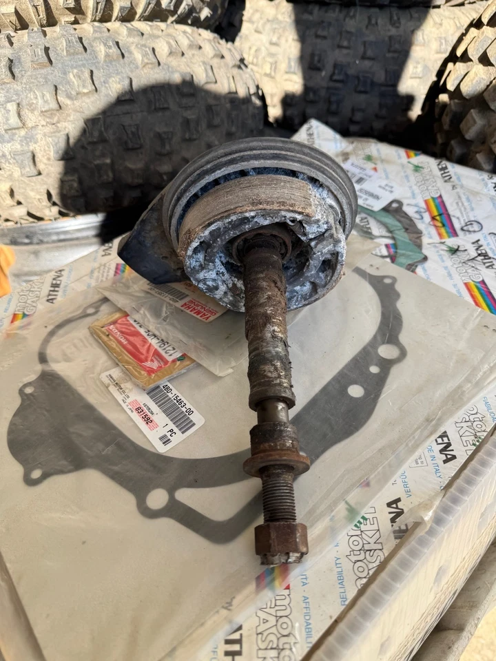 Placa de respaldo de buje de freno de rueda trasera OEM 83-85 Honda XR500R con eje de rueda Foto 2 de 2