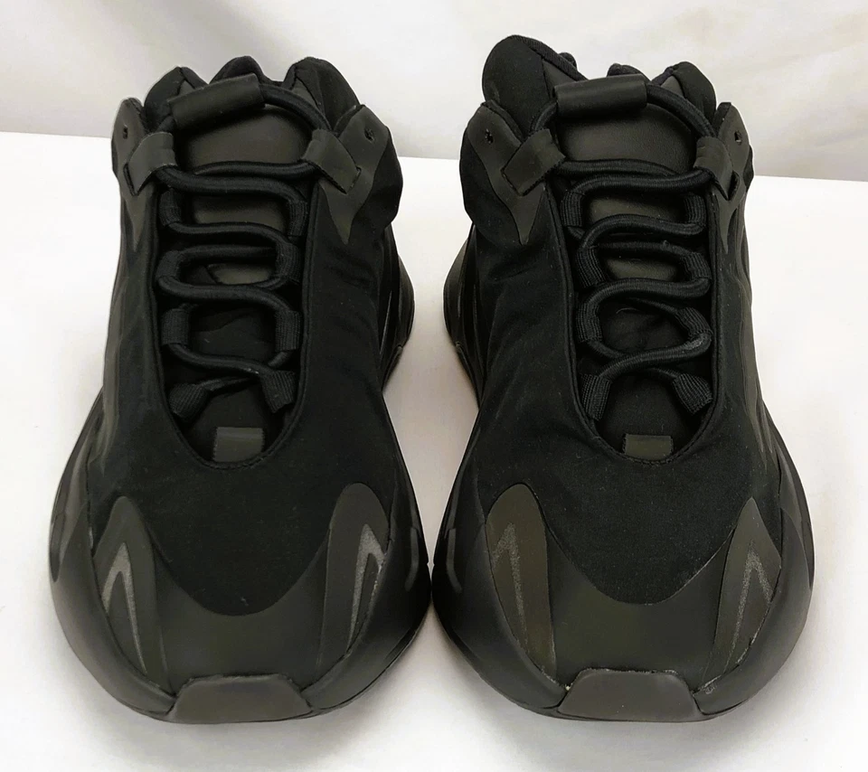 Adidas Yeezy Boost 700 MNVN Triplo Preto ~ Masculino Tamanho 4.5 - Imagem 2 de 4