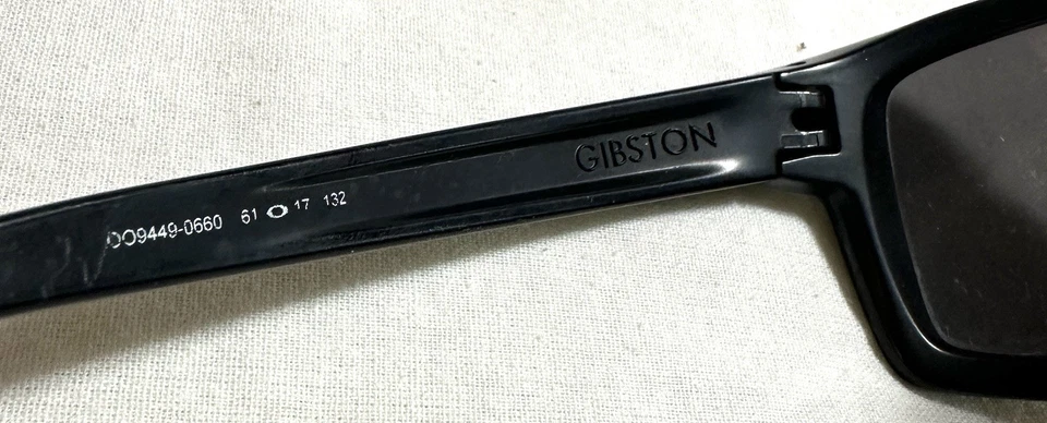 Gafas de sol Oakley Gibston OO9449 negras envolventes lentes grises ligeros arañazos SKU 0353 Foto 2 de 4