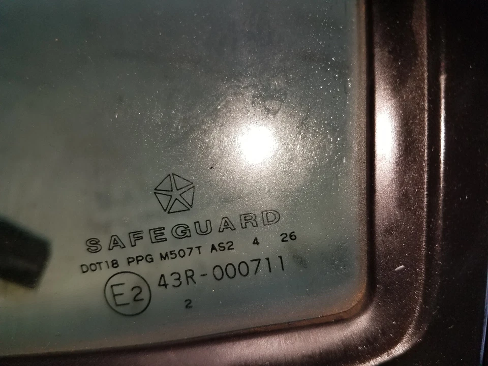 1994-1997 Chrysler LHS Right Rear Door Vent Glass Window 43R-000711 (M165) - Image 2 of 3