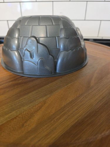 Technique Winter Igloo Bundt Cake Pan NonStick SEAL POLAR BEAR Holiday - Picture 4 of 6