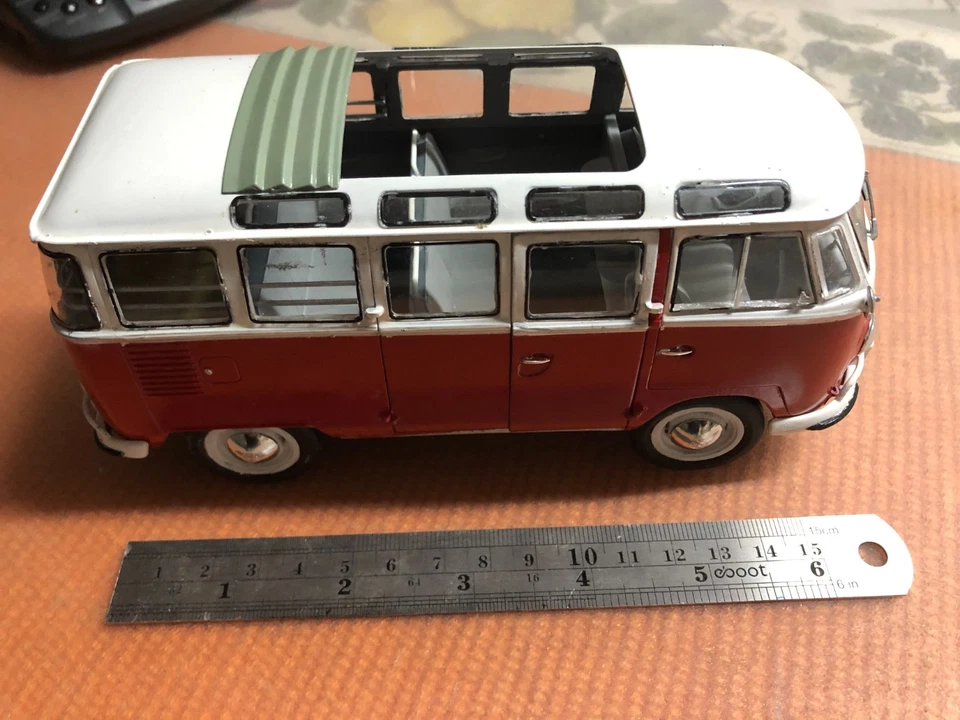 Revell Volkswagen T1 "Samba Bus" scala 1/24 già montato - Immagine 3 di 4
