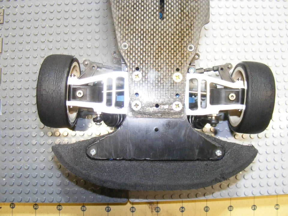 Vintage YOKOMO RC Rolling  chassis YOKOMO  YR-4 M2 - Image 3 of 4