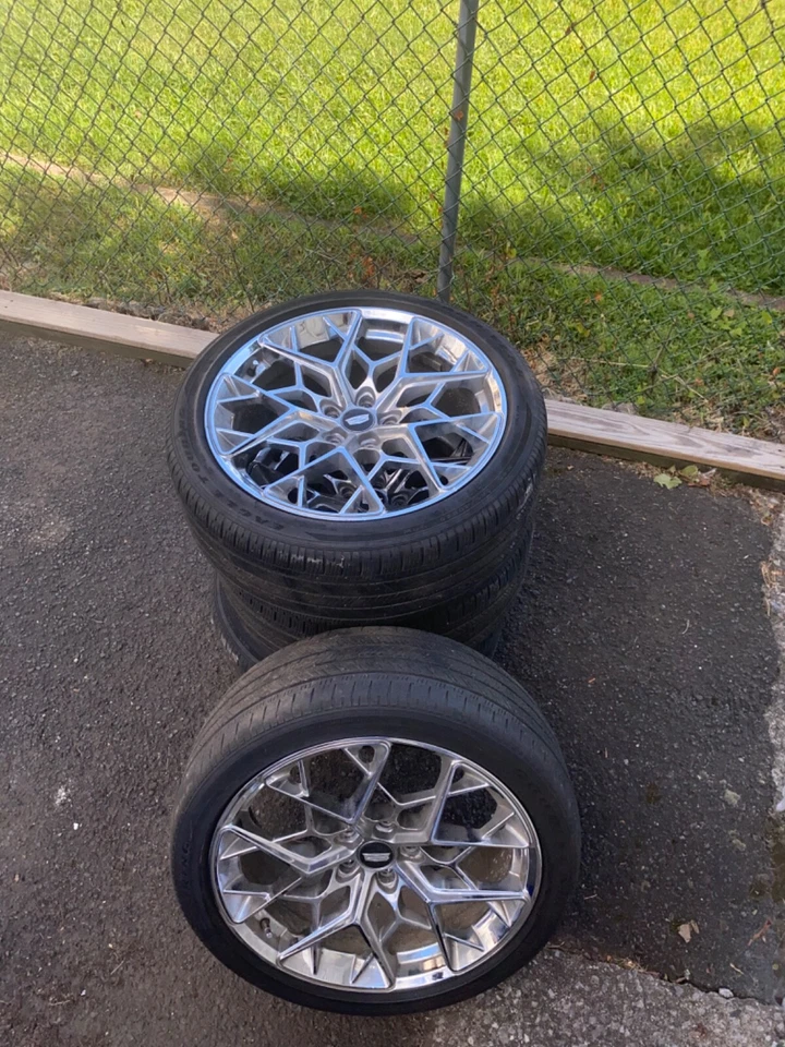 Juego 4 llantas Cadillac Escalade con neumáticos incluidos Foto 4 de 4