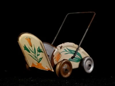 Ancien jouet landau poussette miniature tôle tulipe poupée 50 style penny toy - Photo 1/4