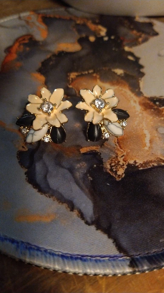 Pendientes florales de acrílico Kate Spade New York Foto 3 de 3