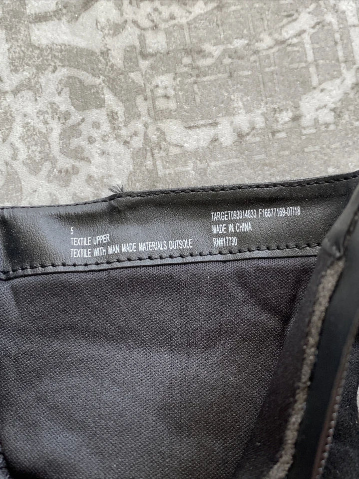 Bota negra con volantes talla 5 Cat and Jack Reva para niñas pequeñas  Foto 4 de 4