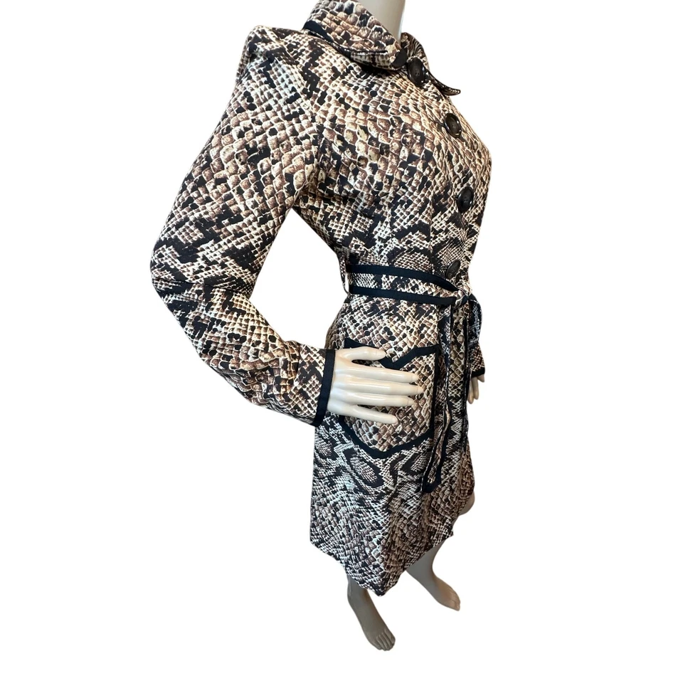 Jaqueta sirene escritório esposa máfia trench coat estampa animal Nanette Lepore tamanho 6 - Imagem 2 de 4