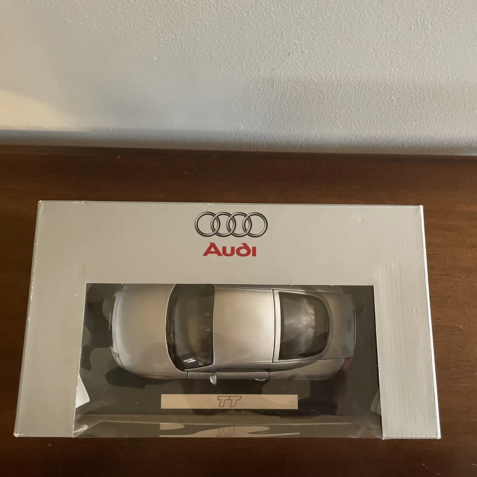 NIB 1:18 Audi TT Coupe Silver Dealer Edition 1998 Revell Artikel-NR.: 13.318 C  - Image 2 of 4