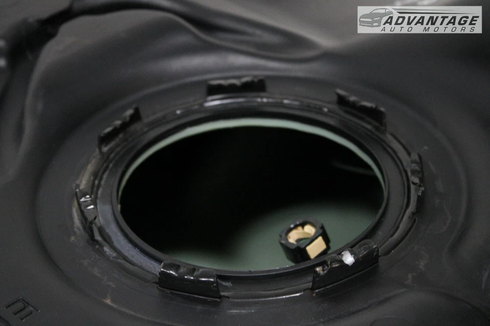 Cadillac XTS 2013-2019 3,6 L tracción delantera depósito de combustible de gasolina con escudo OEM Foto 4 de 4