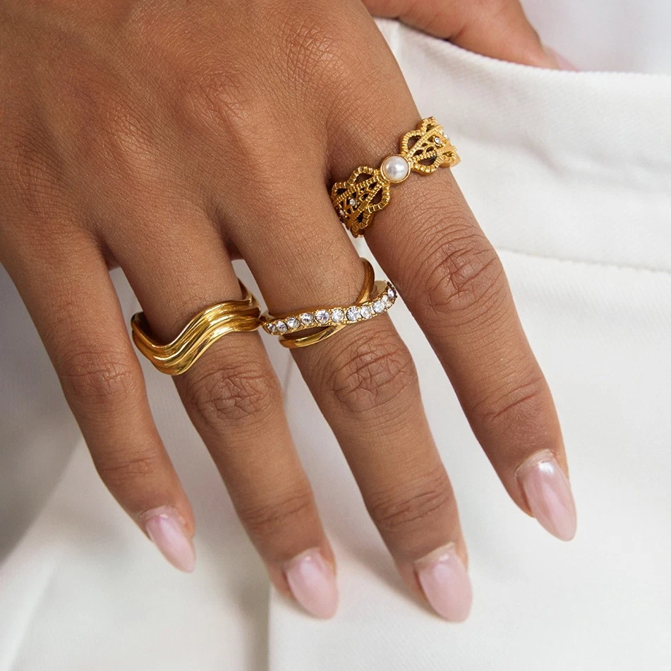 Anillo de perlas caladas de acero inoxidable de oro de 18 quilates impermeable joyería hipoalergénica Foto 4 de 4