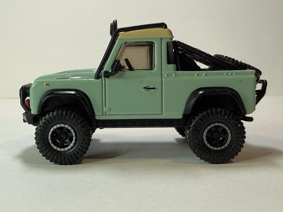 Lote de 2 autos Hot Wheels Premium - Land Rover D90 Premium - Land Rover Elite 64 Foto 3 de 4