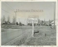 1958 Press Photo Faded Signs Mark Railroad Crossing at Richland Drive, Oakhurst
