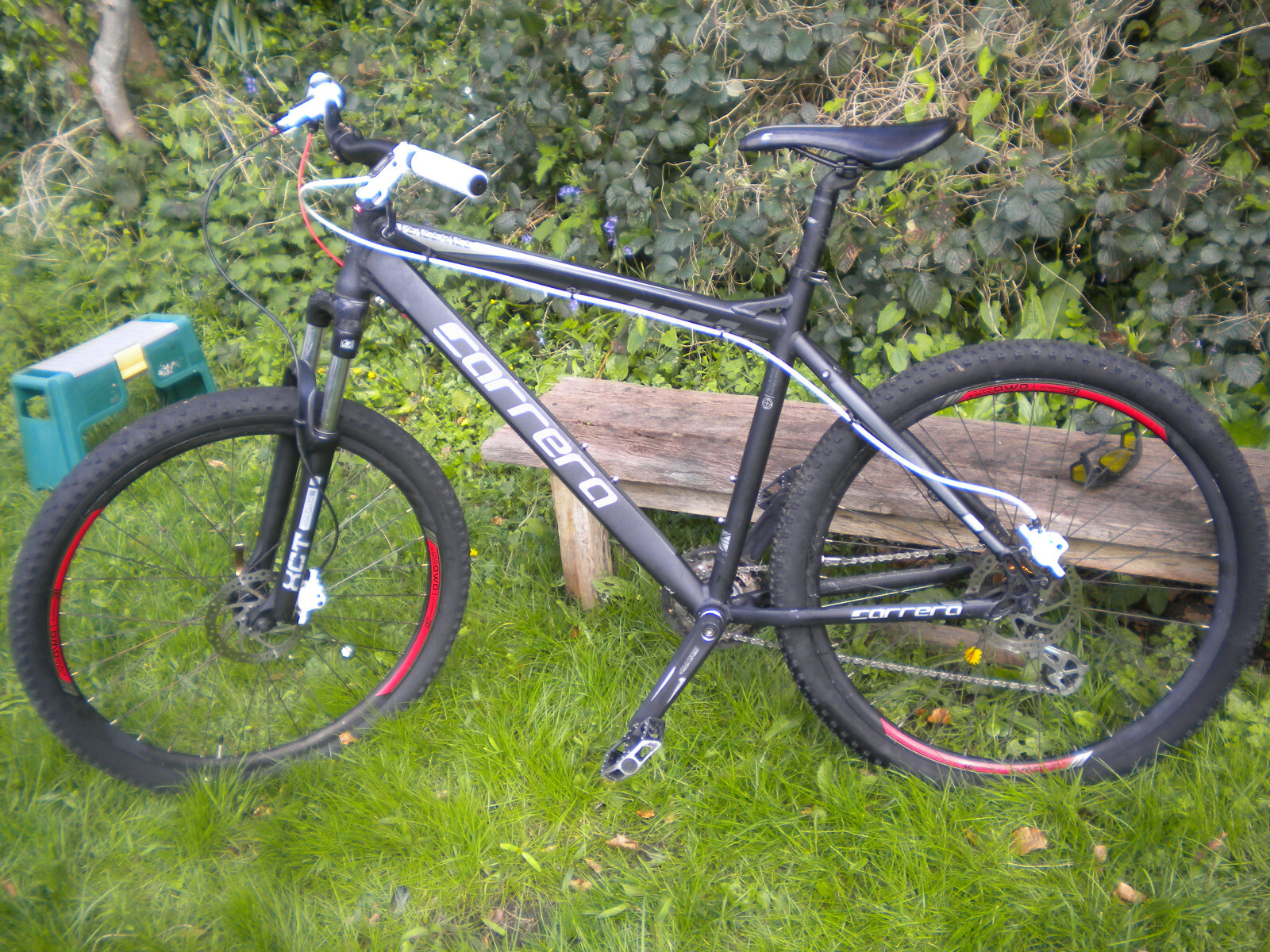 Carrera vengeance 27.5” mountain bike size L 20" frame Hydraulic brakes