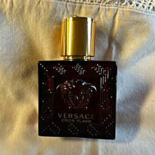 Versace Eros Flame Parfum-Flakon rot mit goldfarbenem Spr&uuml;hkopf