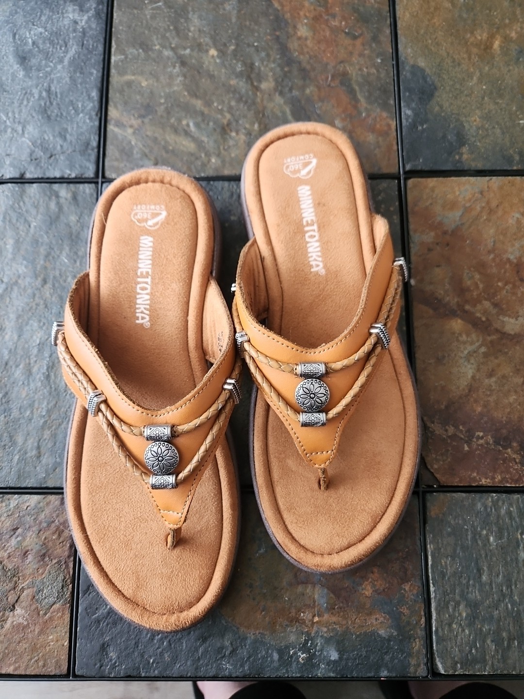 Minnetonka Women's Silverthorne 70916 Caramel Brown Thong Sandals, Size 8 New