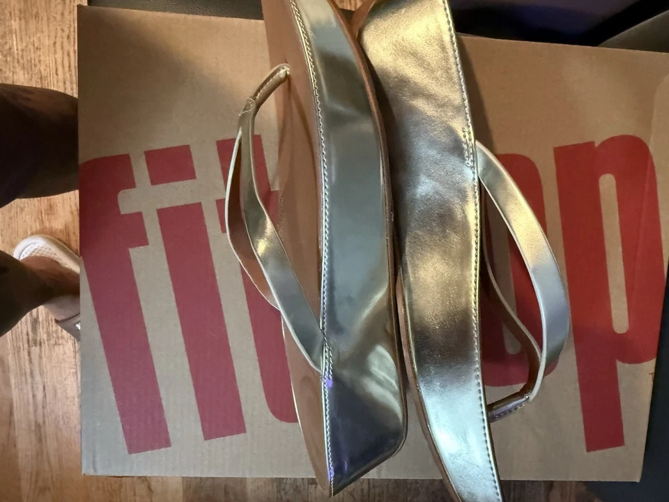 Sandalias Fitflop Linny plataforma dorada metálica talla 7 Usadas en Excelente Condición ¡Envío Gratis! Foto 2 de 4