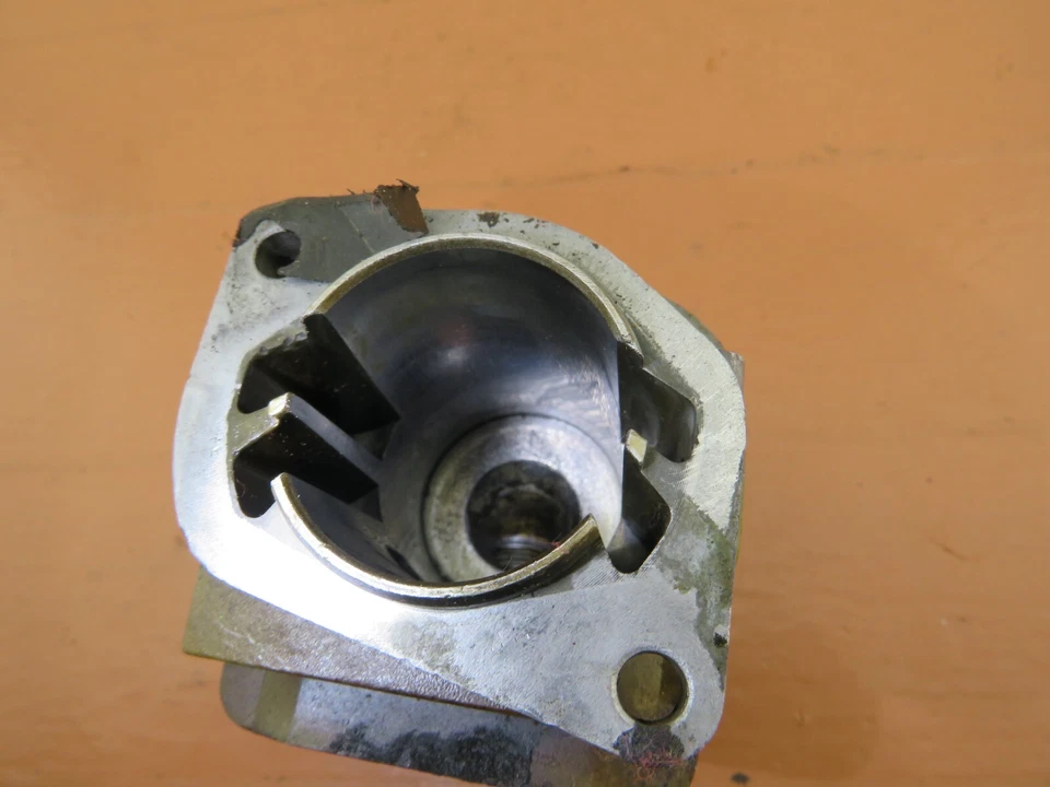 Motosierra Poulan Super XXV Counter Vibe cilindro OEM JO47 Foto 4 de 4