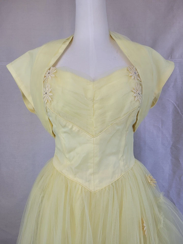 Vestido de graduación sin tirantes amarillo Wow Cenicienta de la década de 1950 con tul, margaritas y pedrería Foto 2 de 4