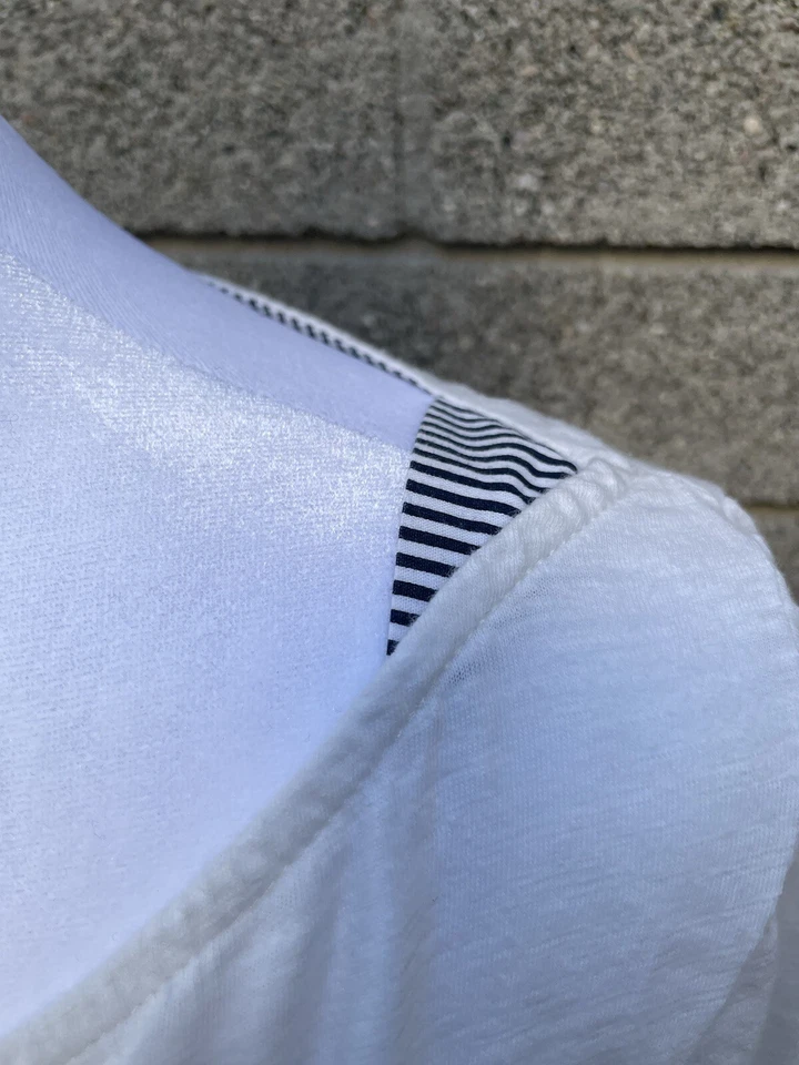 Camisa Little Yellow Button Anthropologie blanca cuello barco con ribete a rayas, talla M Foto 4 de 4