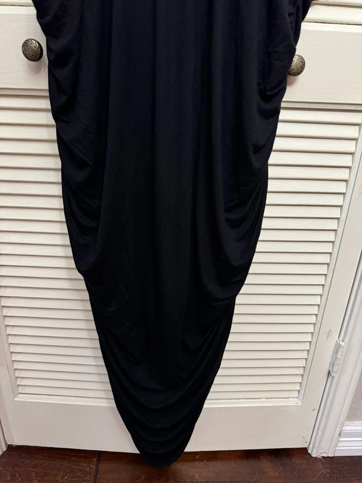 Vestido justo Kiyonna preto lateral franzido maxi jersey drapeado ombros tamanho 5X - Imagem 2 de 4
