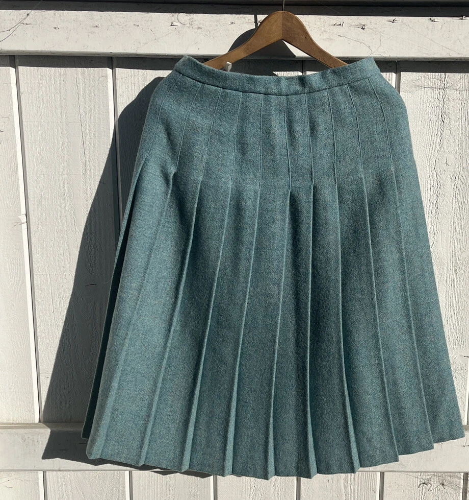 Pleated skirt size clearance 14