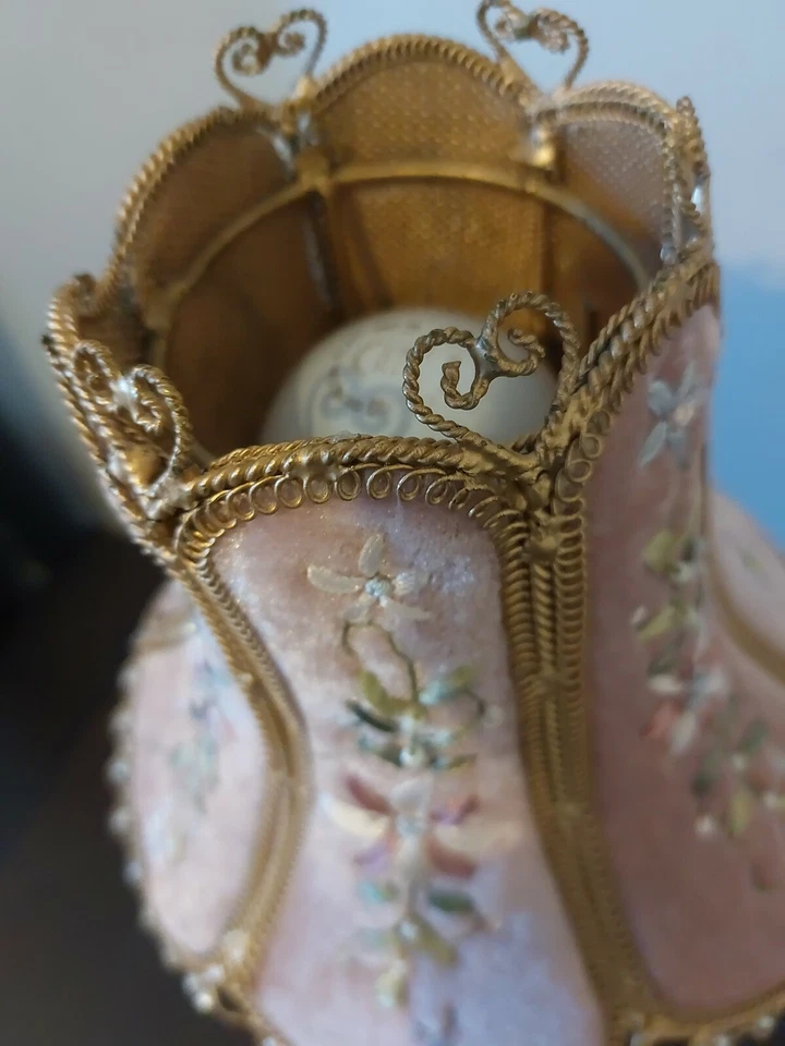 Lámpara de mesa vintage victoriana hecha a mano bordada cuentas de metal rosa pálido Foto 3 de 4