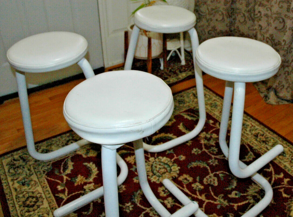JUEGO DE 4 taburetes de bar Kinetics Mid Century modernos con clip de papel de metal blanco con reposapiés Foto 4 de 4