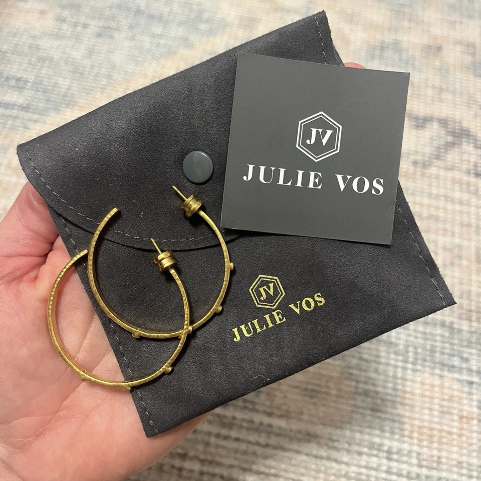 Brincos Julie Vos sobreposição de ouro 24k pedra aquática crescente argolas com saco de pó em excelente estado usado  - Imagem 3 de 4