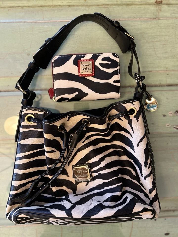 Bolsa de couro Dooney & Bourke zebra com cordão balde hobo com conjunto de carteira