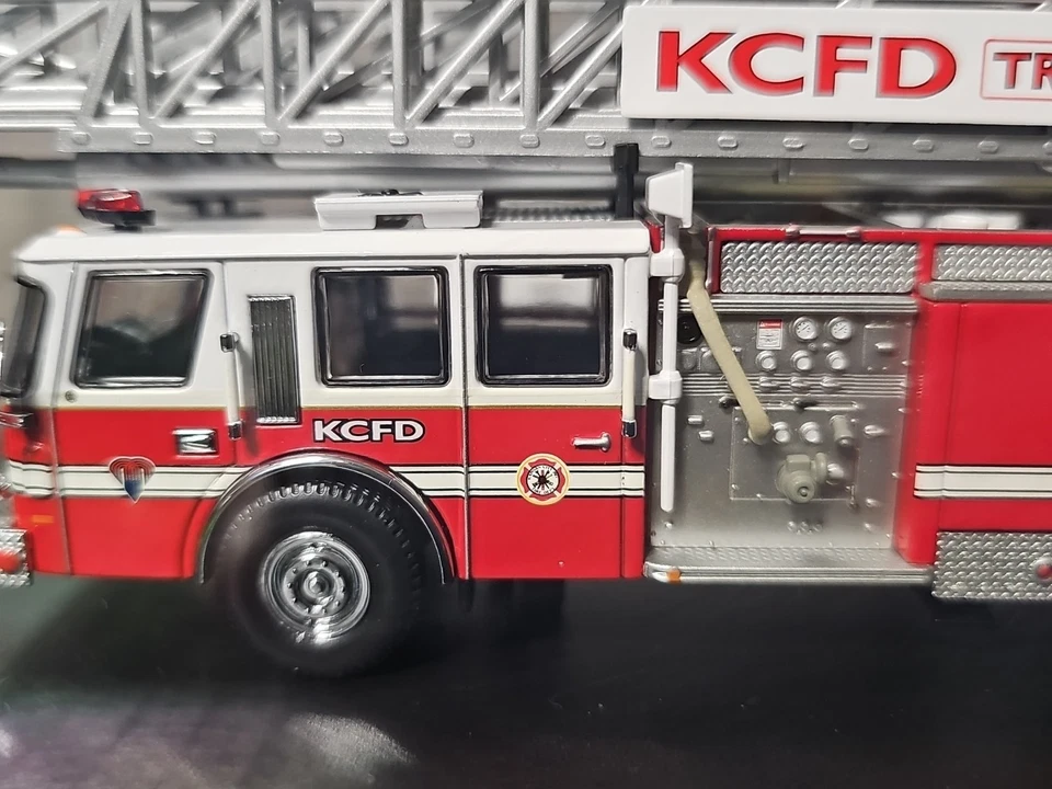 Vntg Code 3 Collectables Kansas City E-1 Platform Fire Truck #15 1:64 **READ** - Image 3 of 4