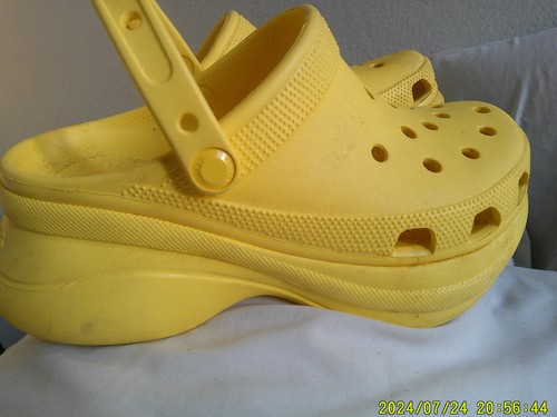 CROCS WOMENS YELLOW SLINGBACK HIGH PLATFORM SANDALS, 9M - Picture 6 of 6