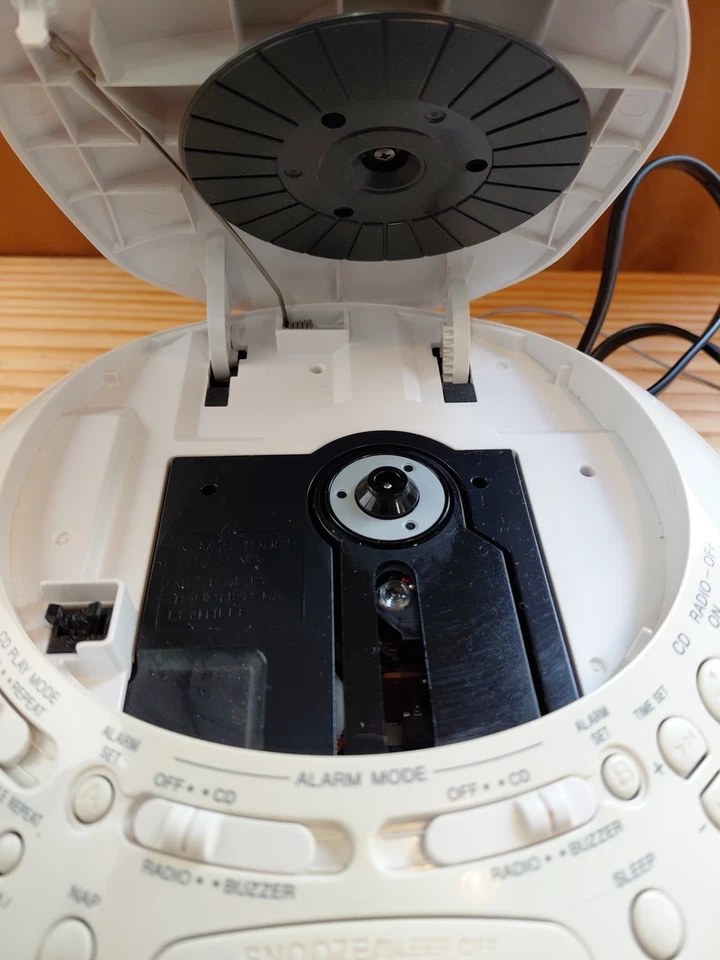 Radio reloj reproductor de CD Sony Dream Machine ICF CD-831 Foto 2 de 4