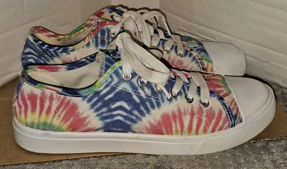 Tenis de lona coloridos teñidos atados con cordones años 60 zapatos hippy ropa de festival de música Foto 3 de 4