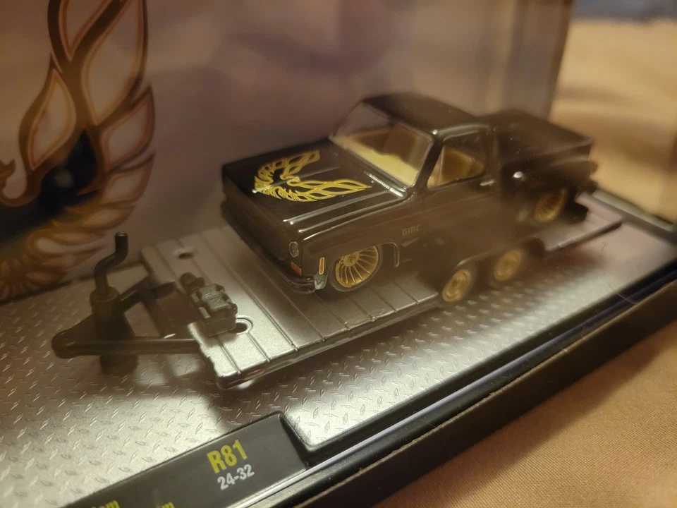 Camiones M2 Machines 1976 GMC Sierra 3500 y 1976 GMC Sierra Grande 15 Custom R81 Foto 2 de 4