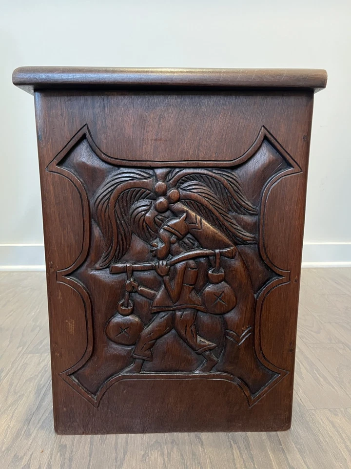 Baúl de pecho tallado en madera africana marrón 31,5 pulgadas x 14 pulgadas x 19 pulgadas tallas temáticas africanas Foto 3 de 4