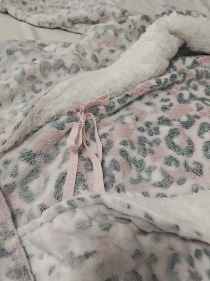Bata de dormir mediana Super Minky de Walmart - guepardo rosa Foto 4 de 4