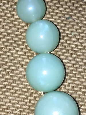 Collier Vintage Années 50 – Boules Croissantes En Plastique Bleu Nacré – Ras De Cou Féminin