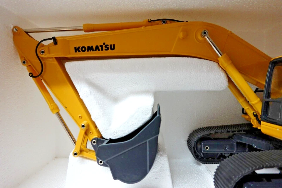 JOAL 194 KOMATSU PC450LC-6 EXCAVATOR W/RUBBER TRACKS  1:32 SCALE N.I.B. - Image 3 of 4