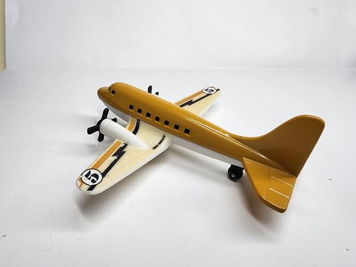 Matchbox Airliner SB-62 Color Changer Douglas DC-3/C47 Propeller Airplane Yellow - Picture 7 of 11