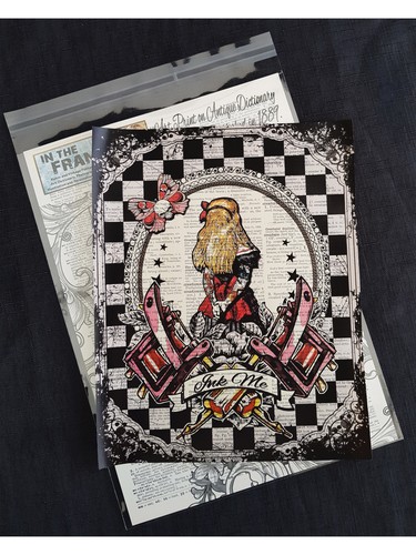 IMPRESIÓN ARTÍSTICA ORIGINAL PÁGINA DE LIBRO ANTIGUO Diccionario Alicia en el País de las Maravillas Tatuado - Imagen 2 de 5