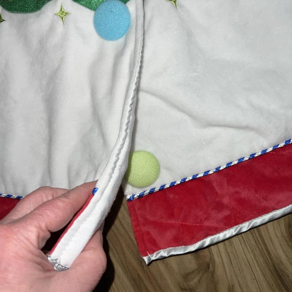 DISNEY MICKEY AND MINNIE 2014 CHRISTMAS TREE SKIRT 53" Diameter - Image 3 of 4