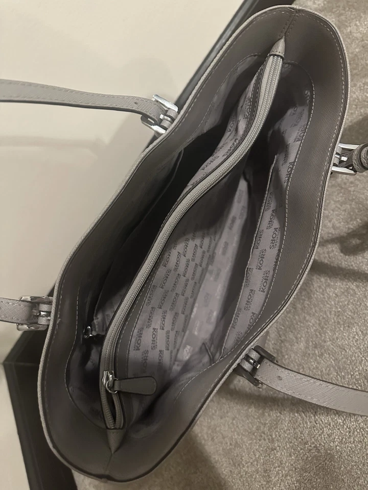 Bolso de hombro Michael Kors Jet Set con bolsillo frontal Foto 3 de 4