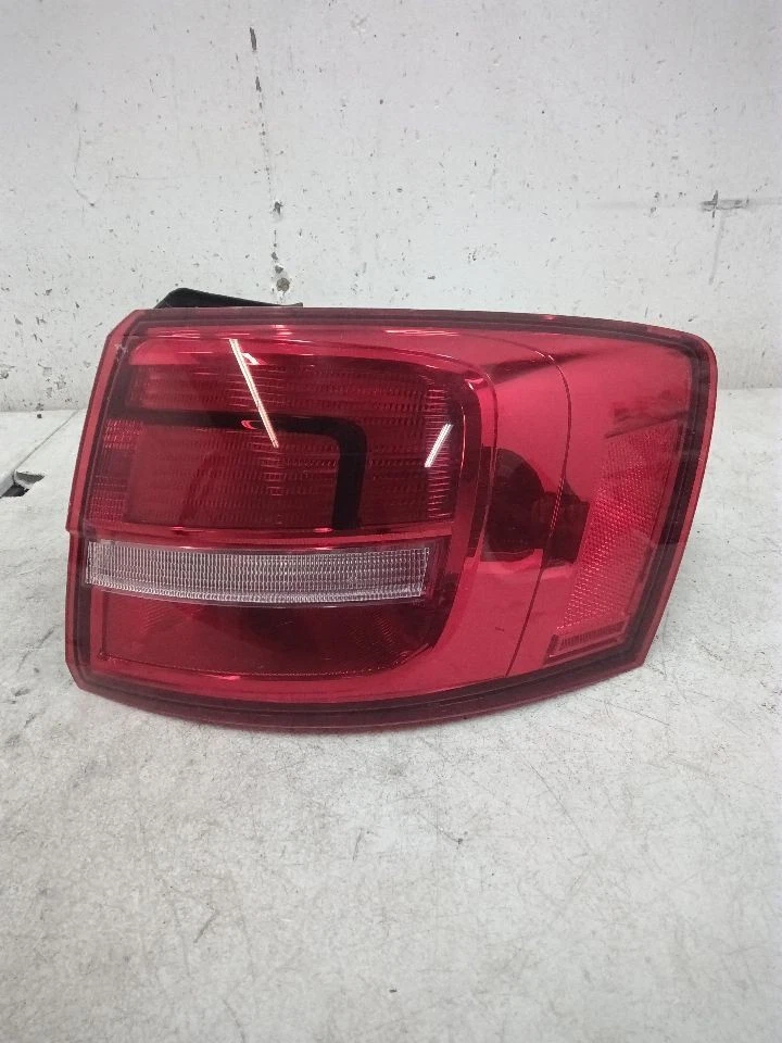 Luz trasera derecha derecha pasajero Volkswagen VW Jetta 2015 2016 lámpara incandescente Foto 2 de 4